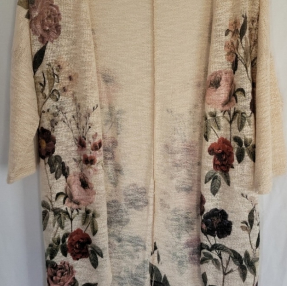 Live In The Moment Floral Cardigan Size Small, like new
